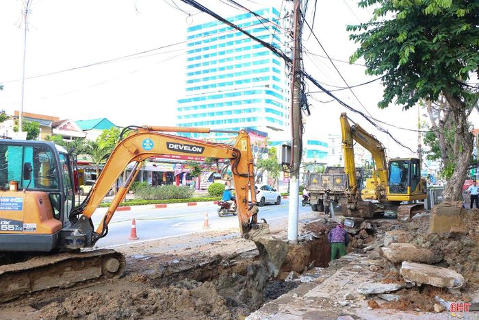 Công ty TNHH Xây dựng Vĩnh Phú đang tập trung máy móc, nhân lực đẩy nhanh tiến độ thi công.