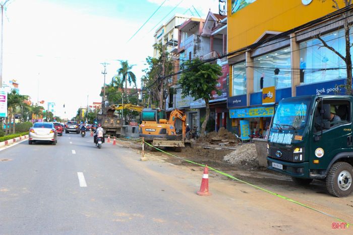 Các nhà thầu đang huy động tối đa nhân lực, máy móc, thiết bị, tổ chức thi công phấn đấu hoàn thành công trình trong quý IV năm 2027.