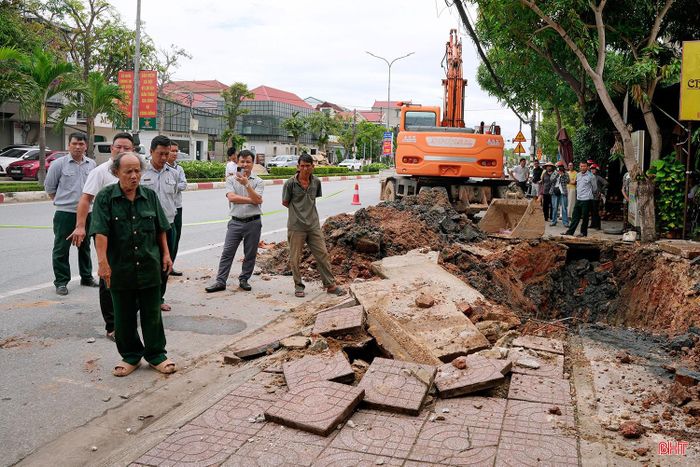 Một số hộ dân tại đường Hà Huy Tập có hành vi cản trở thi công dự án.