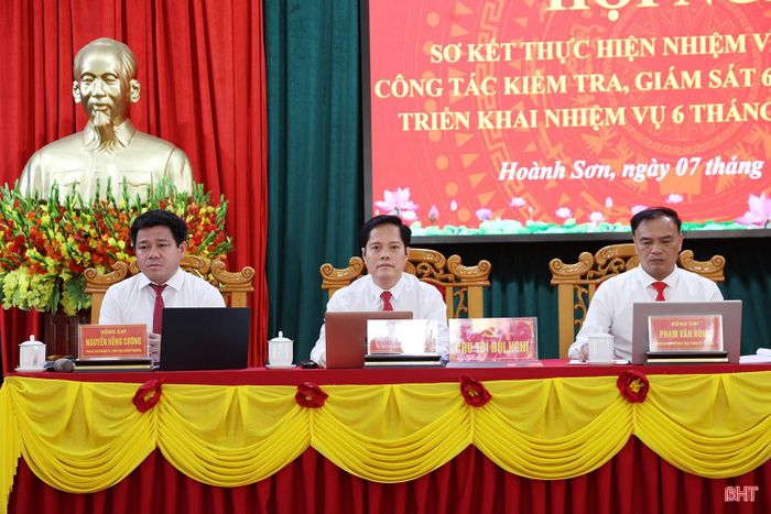 Thường trực Đảng ủy phường Hoành Sơn điều hành hội nghị.