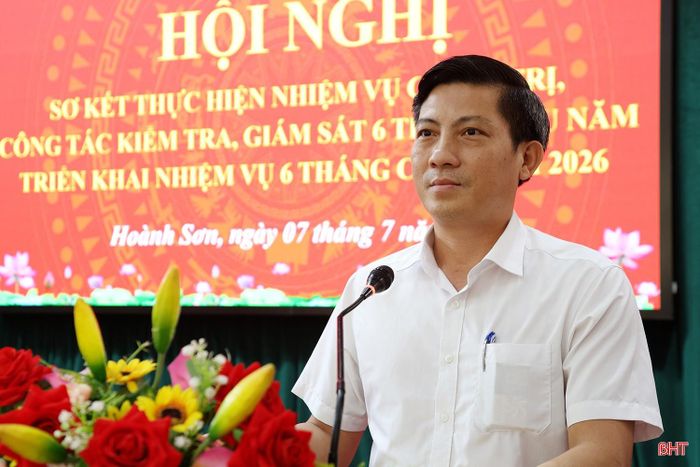 Phó Chủ tịch UBND phường Hoành Sơn Trần Quang Hạnh báo cáo một số kết quả đạt được của phường trong những tháng đầu năm.