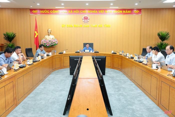Lãnh đạo Sở Xây dựng và các đại biểu tham dự ở điểm cầu Hà Tĩnh.