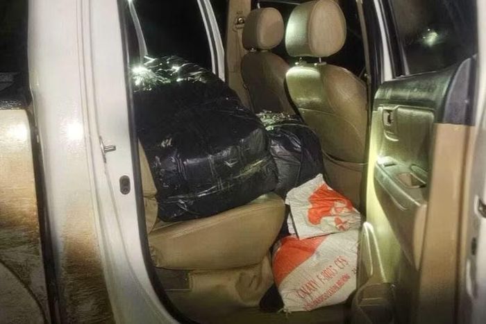Các túi lớn đựng ma túy được chất bên trong xe. (Ảnh: Lao Security News)