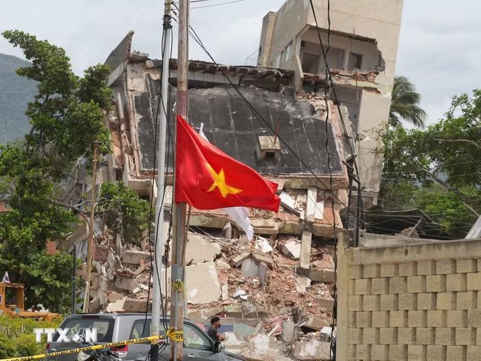 Cờ Việt Nam tại một điểm cứu hộ cứu nạn. (Ảnh: Phi Hùng/TTXVN)