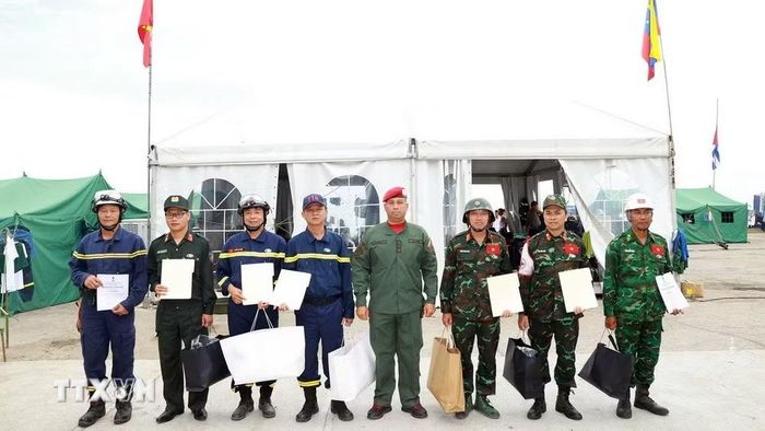 Đoàn cứu nạn, cứu hộ Việt Nam chụp ảnh chung với đại diện Venezuela. (Ảnh: Phi Hùng/TTXVN)