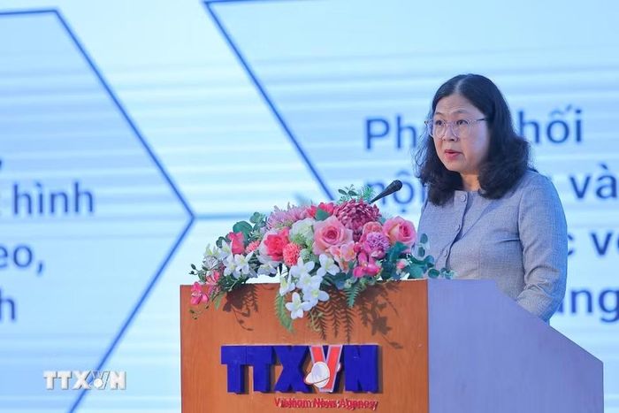 Đồng chí Trần Thị Thắng, Trưởng Ban Thư ký biên tập và Quan hệ đối ngoại trình bày tham luận. (Ảnh: Lê Đông/TTXVN)