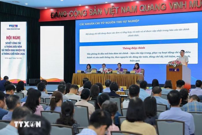 Đồng chí Ngô Thanh Sơn, Chánh Văn phòng TTXVN trình bày tham luận. (Ảnh: Lê Đông/TTXVN) 
