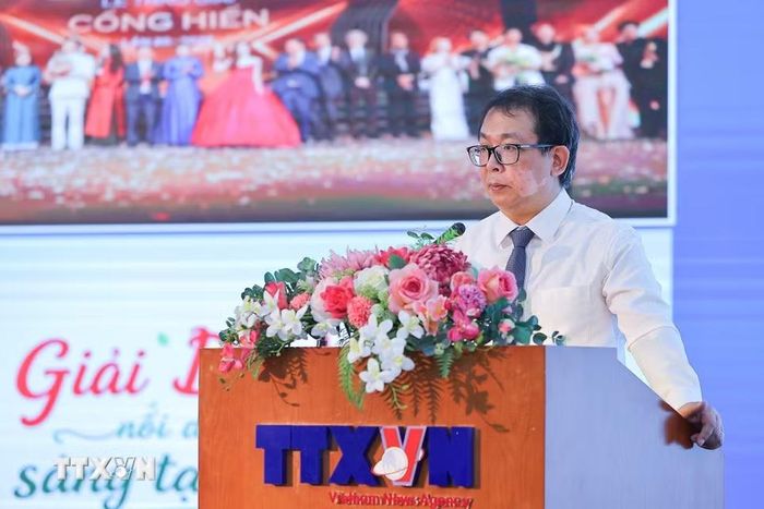 Đồng chí Nguyễn Tuấn Hùng, Phó Bí thư Thường trực Đảng ủy, Phó Tổng Giám đốc TTXVN trình bày báo cáo. (Ảnh: Lê Đông/TTXVN)