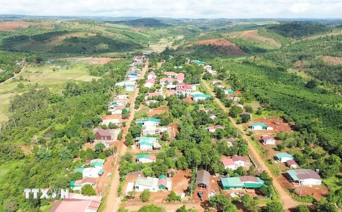 Diện mạo xã biên giới Quảng Trực (tỉnh Lâm Đồng) ngày càng khởi sắc nhờ hệ thống hạ tầng giao thông và các công trình dân sinh được đầu tư đồng bộ. (Ảnh: Nguyễn Huy Thành/TTXVN)