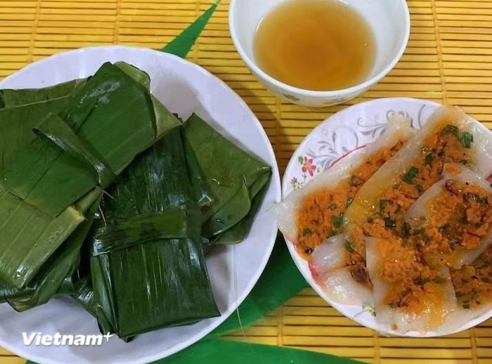 Thưởng thức bánh nậm ngon nhất là khi bánh vừa được hấp chín. (Nguồn: Vietnam+)