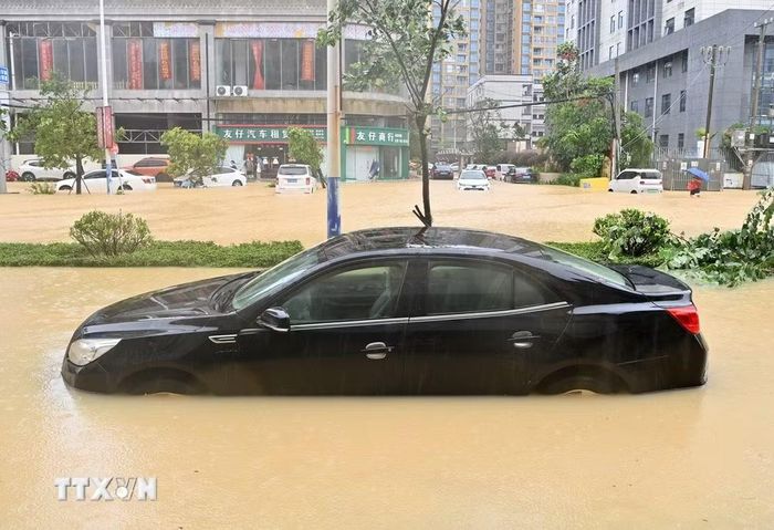 Ngập lụt do mưa lớn gây ra bởi bão Maysak ở đô thị Phòng Thành Cảng thuộc Khu tự trị dân tộc Choang Quảng Tây, Trung Quốc ngày 5/7/2026. (Ảnh: THX/TTXVN phát)