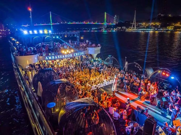Show biểu diễn âm nhạc trên các tàu du lịch về đêm hấp dẫn du khách ở Quảng Ninh. (Nguồn: Cổng Thông tin điện tử tỉnh Quảng Ninh)