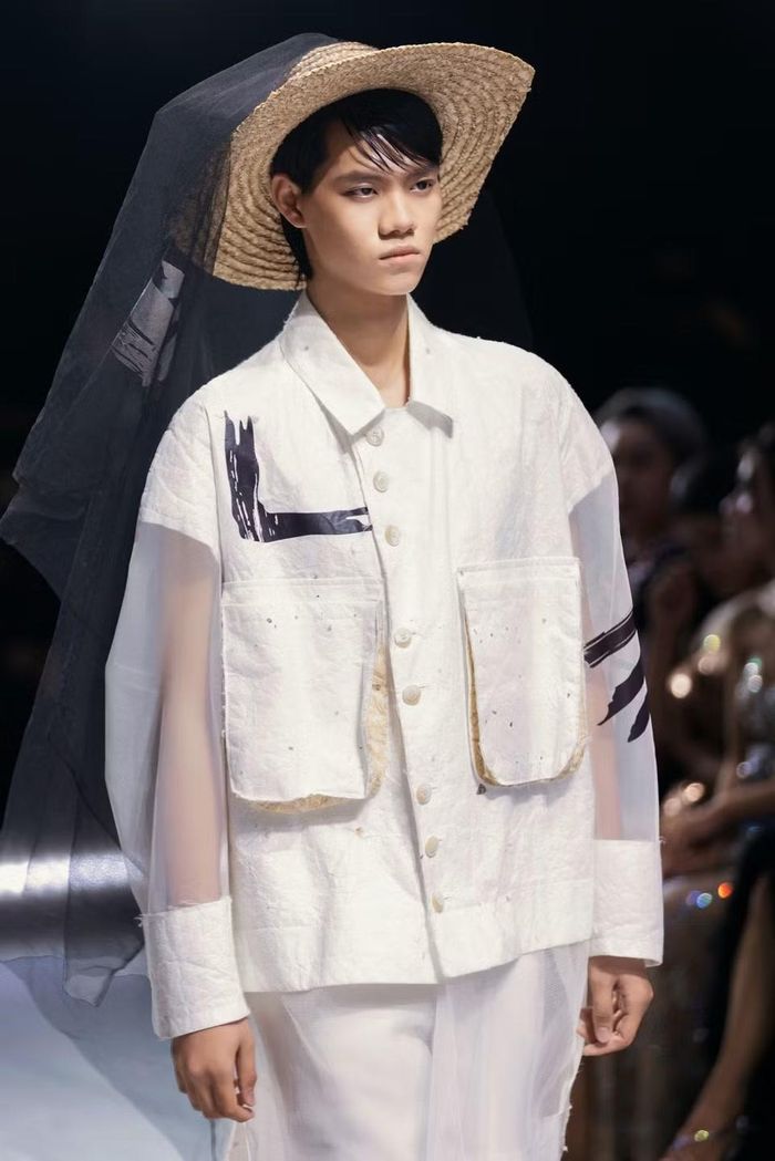 Chính sự chuyển động của trang phục trên sàn runway đã mang đến chiều sâu thị giác đầy cuốn hút, chứng minh rằng thời trang không cần nhiều màu sắc vẫn có thể kể những câu chuyện giàu cảm xúc.