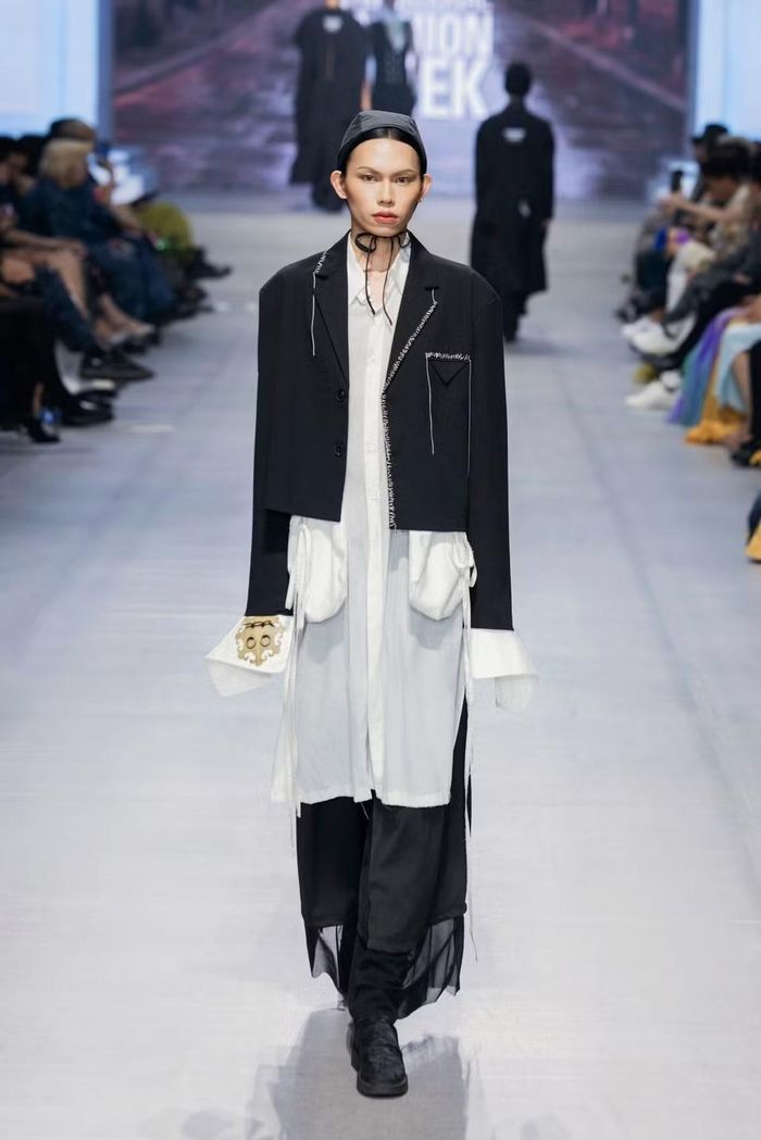 Thường xuyên góp mặt tại các mùa của Seoul Fashion Week và nhiều tuần lễ thời trang quốc tế tại Trung Quốc cũng như các nước châu Á, lần này dưới sự dẫn dắt của nhà thiết kế Park Jong-chul, thương hiệu Sling Stone quyết định đặt chân đến Việt Nam.