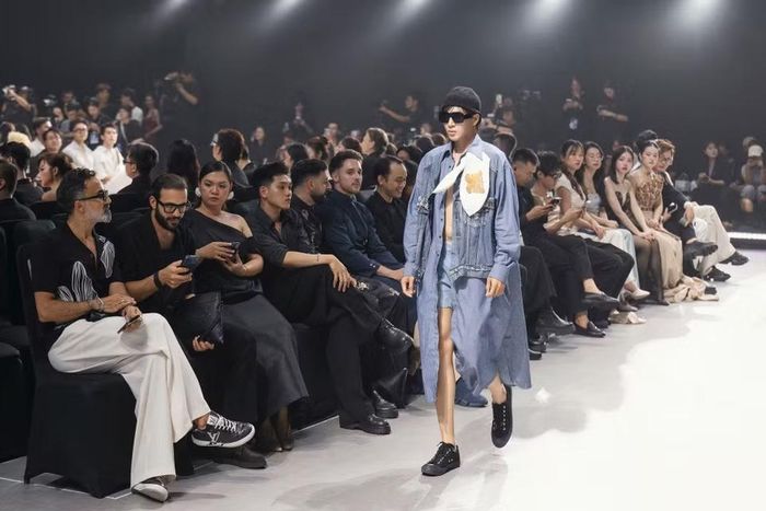 Không phô trương bằng màu sắc rực rỡ, Sling Stone kể câu chuyện thời trang bằng cấu trúc, phom dáng và những chuyển động đầy mê hoặc trên sàn runway, để lại dư âm khó quên trong lòng giới mộ điệu Việt Nam.