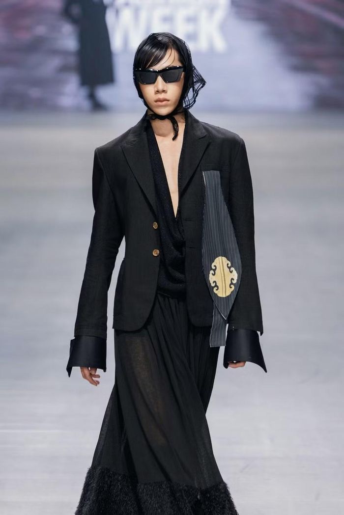 Mỗi thiết kế xuất hiện trên sàn runway không chỉ là sự kết hợp giữa truyền thống và hiện đại, mà còn là lời khẳng định cho sức sống bền bỉ của những giá trị văn hóa khi được tái sinh bằng tư duy sáng tạo của thời đại mới.