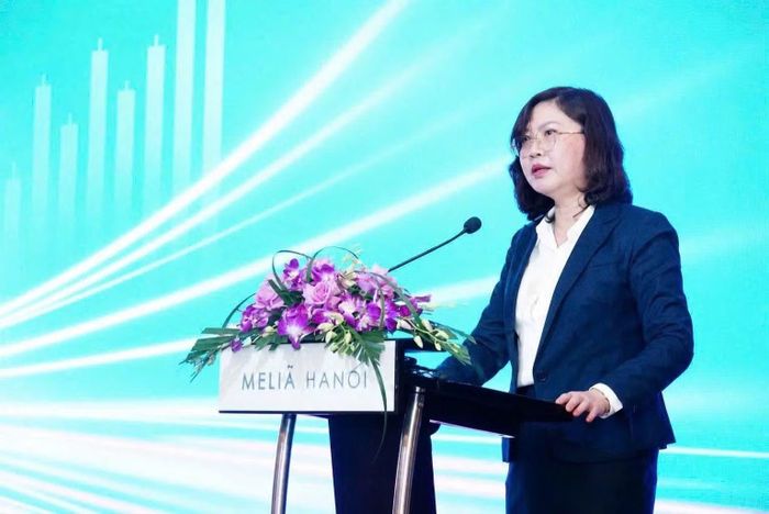 Chủ tịch Vũ Thị Chân Phương khẳng định phát hành chứng khoán là quá trình chuyển hóa nguồn vốn nhàn rỗi trong xã hội thành nguồn lực cho đầu tư phát triển. (Ảnh: Vietnam+)