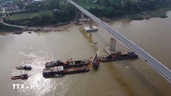 Hoạt động trục vớt 2 tàu hàng đang được tiến hành thận trọng nhưng khẩn trương với quyết tâm cao của lực lượng chuyên trách. (Ảnh: Nguyễn Văn Cảnh/TTXVN)