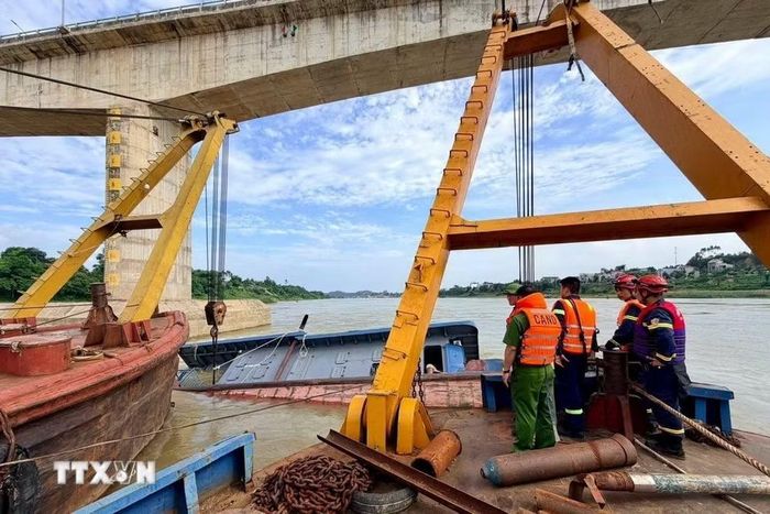 Các lực lượng tiếp tục triển khai phương án theo kế hoạch, duy trì bảo vệ hiện trường và sẵn sàng xử lý các tình huống phát sinh, bảo đảm quá trình trục vớt diễn ra an toàn, hiệu quả. (Ảnh: Nguyễn Văn Cảnh/TTXVN)
