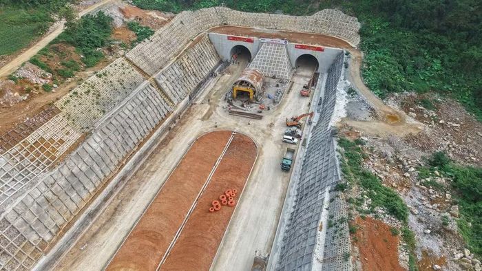 Nhà thầu đang triển khai thi công hạng mục thi công hầm đường bộ trên cao tốc Đồng Đăng-Trà Lĩnh. (Ảnh: PV/Vietnam+)