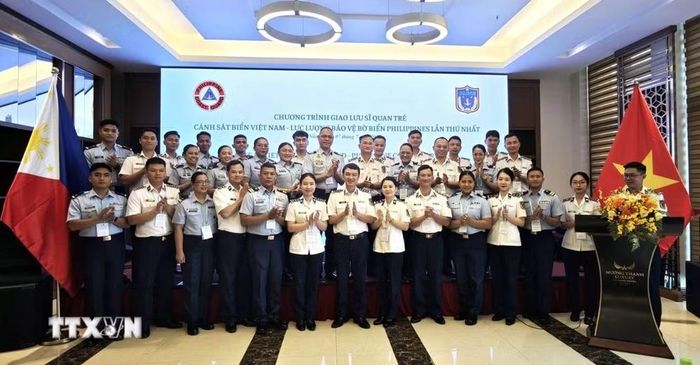 Đoàn Sỹ quan trẻ Cảnh sát biển Việt Nam và Lực lượng Bảo vệ bờ biển Philippines chụp ảnh lưu niệm. (Ảnh: Trần Tĩnh/TTXVN)