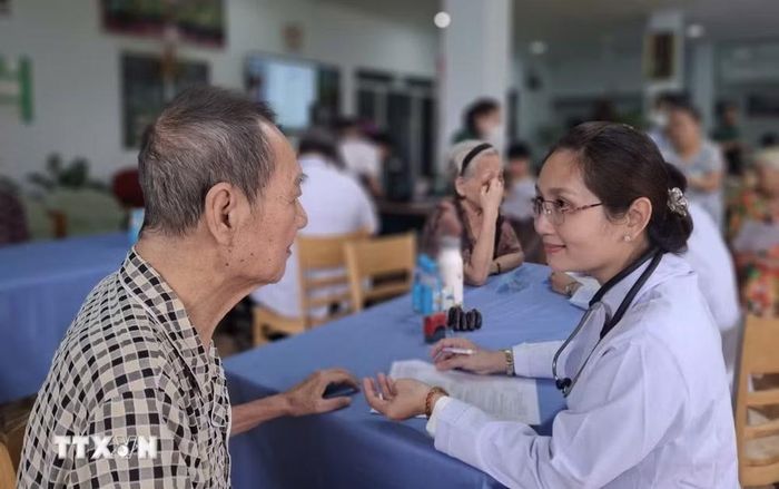 Chăm sóc người cao tuổi tại Viện dưỡng lão Tâm An (Thành phố Hồ Chí Minh). (Ảnh: Đinh Hằng/TTXVN)