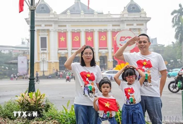 Một gia đình chụp ảnh lưu lại kỷ niệm trong dịp kỷ niệm 50 năm Ngày Giải phóng miền Nam, thống nhất đất nước (30/4/2025). (Ảnh: Khánh Hòa/TTXVN)