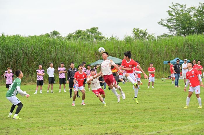 Một pha bật cao đánh dầu tại vòng loại giải bóng đá từ thiện FAVIJA Charity Cup lần thứ 4. Ảnh: Bùi Hà - P/v TTXVN tại Nhật Bản