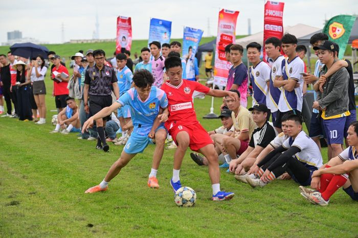 Kiều bào Việt Nam và người dân địa phương hào hứng theo dõi các pha tranh bóng quyết liệt giữa các cầu thủ. Ảnh: Nguyễn Tuyến – P/v TTXVN tại Nhật Bản