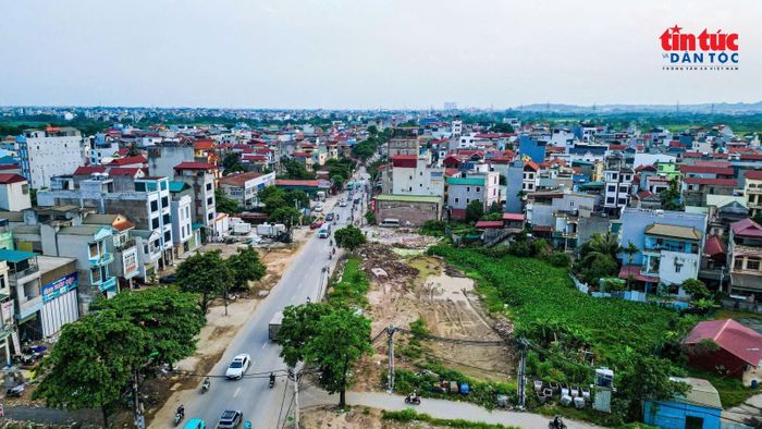 Hơn 4 năm khởi công, dự án cải tạo Quốc lộ 6 vẫn ngổn ngang công đoạn giải phóng mặt bằng.