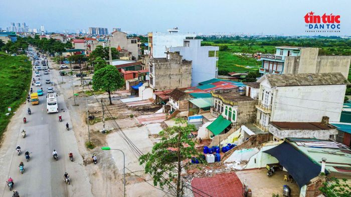 Mặt bằng đoạn đầu Quốc lộ 6 tiếp giáp nội thành vẫn trong tình trạng "xôi đỗ", nhiều công trình chưa được phá dỡ xong.