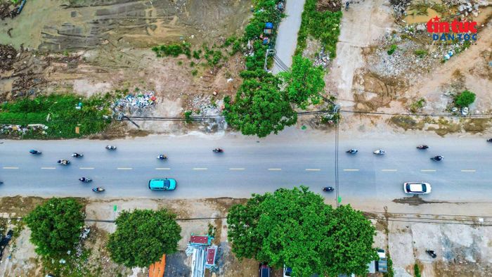 Phương tiện lưu thông qua Quốc lộ 6 cũ với mặt cắt ngang chật hẹp.