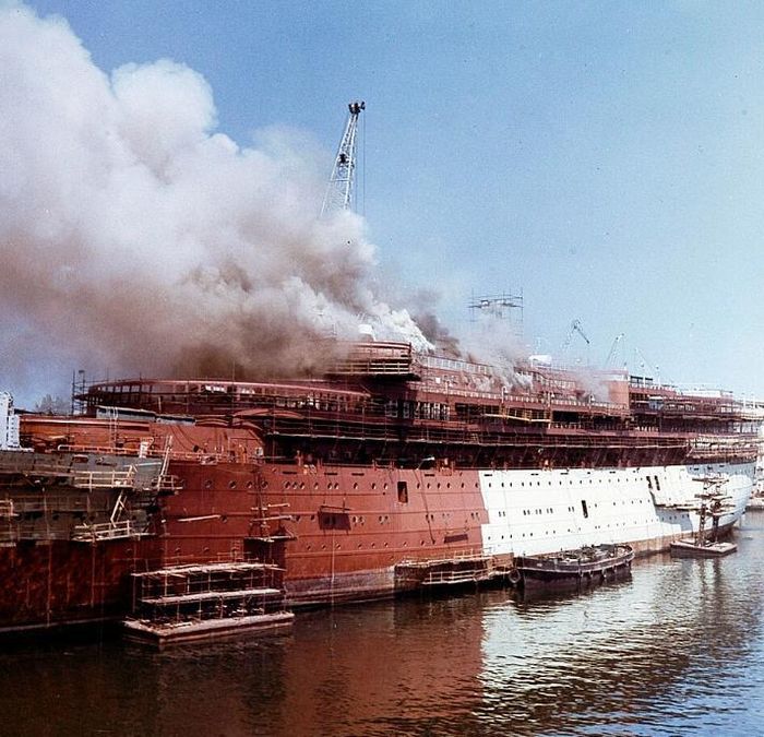 Tàu MS Achille Lauro bốc cháy trong quá trình được cải tạo vào năm 1965. Ảnh: Wikimedia Commons