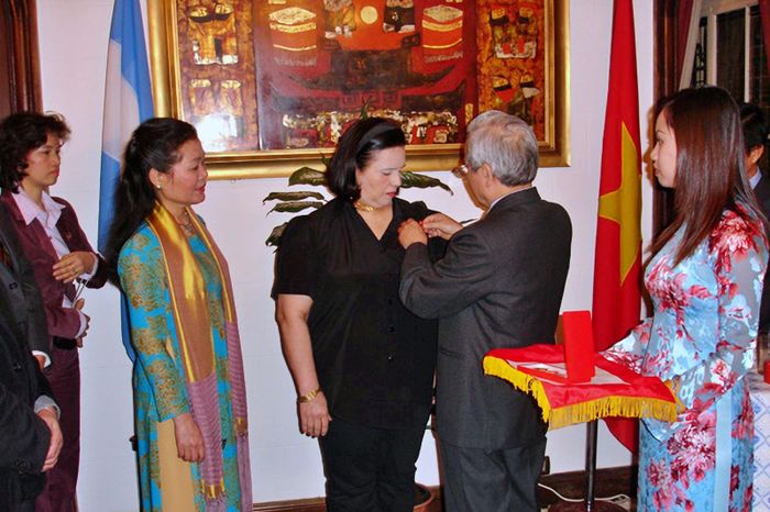 Bà Poldi Sosa nhận Huy chương Hữu nghị của Chủ tịch nước năm 2005. Ảnh: Gia đình cung cấp
