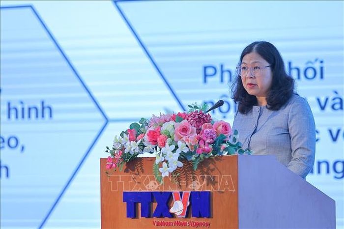 Đồng chí Trần Thị Thắng, Trưởng Ban Thư ký biên tập và Quan hệ đối ngoại trình bày tham luận. Ảnh: Lê Đông/TTXVN.