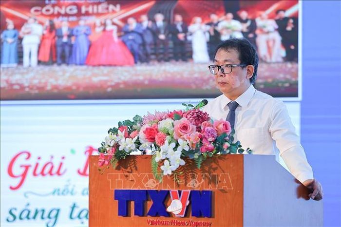 Đồng chí Nguyễn Tuấn Hùng, Phó Bí thư Thường trực Đảng ủy, Phó Tổng Giám đốc TTXVN, trình bày báo cáo. Ảnh: Lê Đông/TTXVN.