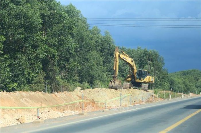 Trong điều kiện khai thác hiện nay, đặc biệt vào ban đêm khi tầm nhìn hạn chế, các phương tiện thường lưu thông với tốc độ cao tiềm ẩn nguy cơ mất an toàn giao thông. Ảnh: TTXVN phát