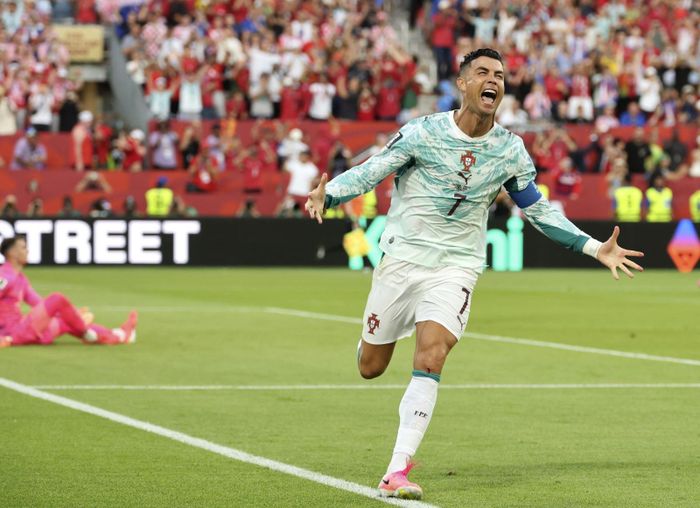 Cristiano Ronaldo ăn mừng sau pha lập công trên chấm phạt đền, gỡ hòa 1-1 cho Bồ Đào Nha. Ảnh: THX/TTXVN phát