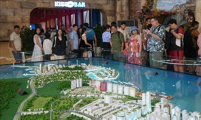 Khách du lịch tìm hiểu sa bàn mô phỏng khu vực An Thới, Nam đảo Phú Quốc (An Giang).