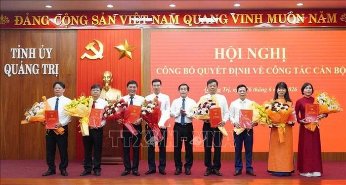 Bí thư Tỉnh ủy Quảng Trị Nguyễn Văn Phương trao quyết định và tặng hoa chúc mừng 8 Bí thư Đảng ủy xã được điều động, chỉ định nhiệm kỳ 2025-2030, ngày 26/6/2026. Ảnh: Nguyên Linh/TTXVN