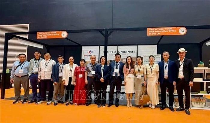 Đoàn công tác của lãnh đạo Cục xúc tiến thương mại, Bộ Công Thương và 16 doanh nghiệp Việt Nam tham dự Manchester Funitures Show 2026 tại Anh. Ảnh: TTXVN phát