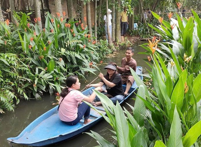 Du khách trải nghiệm không gian xanh mắt tại nông trại Tam Nông tại vùng ven TP Hồ Chí Minh.