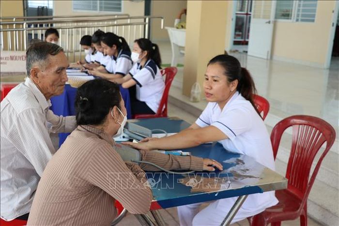 Người dân được khám sàng lọc miễn phí để tầm soát bệnh.