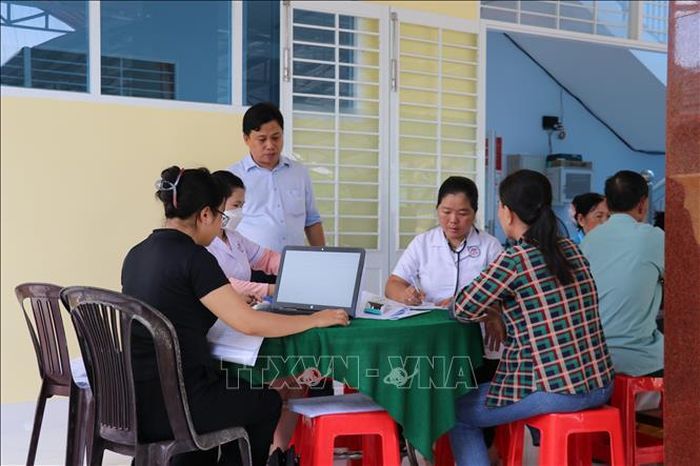 Người dân đến khám sàng lọc miễn phí tại Trạm Y tế xã An Thạnh Thủy, tỉnh Đồng Tháp.
