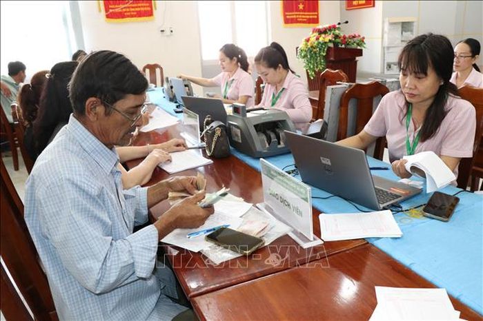 Phòng Giao dịch Ngân hàng chính sách xã hội Trà Vinh giải ngân cho các tổ tiết kiệm và vay vốn phường Long Đức (Vĩnh Long).