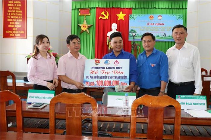 Phòng Giao dịch Ngân hàng chính sách xã hội Trà Vinh giải ngân cho đoàn viên Trần Hoàng Nhân, phường Long Đức (Vĩnh Long) mở rộng mô hình trồng nấm bào ngư.