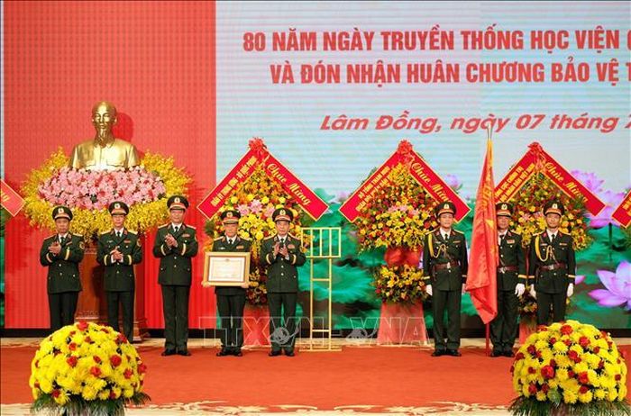 Lãnh đạo Học viện Lục quân đón nhận Huân chương Bảo vệ Tổ quốc hạng Nhất tại lễ kỷ niệm 80 năm Ngày truyền thống.