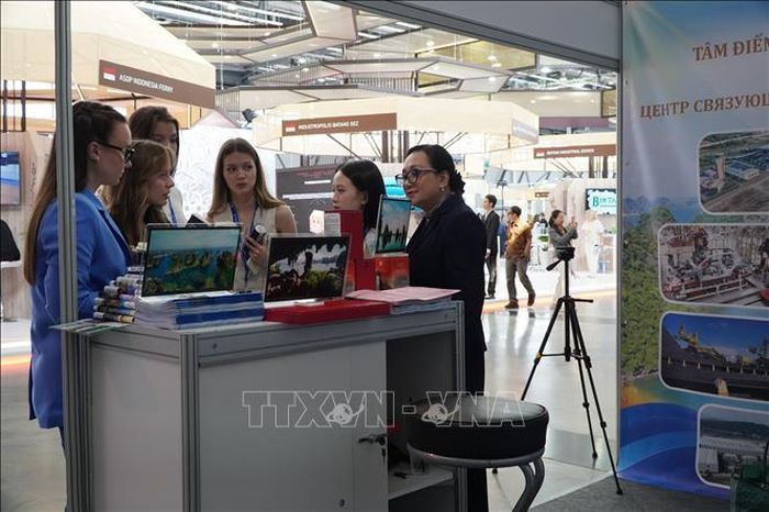 Khách tham quan gian hàng của tỉnh Quảng Ninh (Việt Nam) tại INNOPROM 2026.