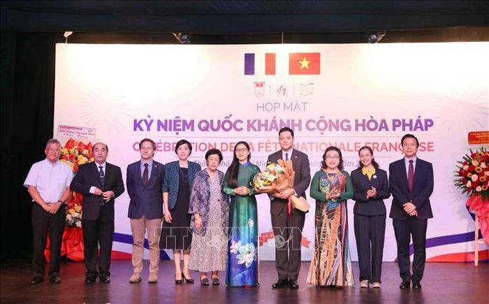 Lãnh đạo HUFO và IDECAF tặng hoa chúc mừng ổng Etienne Ranaivoson, Tổng Lãnh sự Cộng hòa Pháp tại TP Hồ Chí Minh.