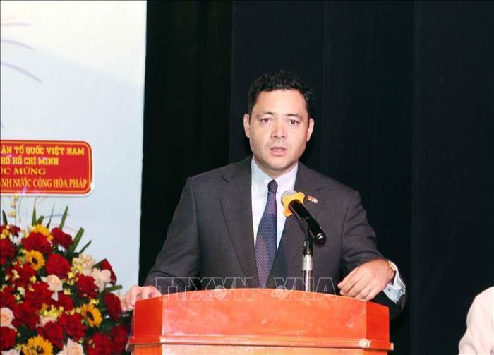 Ổng Etienne Ranaivoson, Tổng Lãnh sự Cộng hòa Pháp tại TP Hồ Chí Minh phát biểu tại buổi họp mặt.